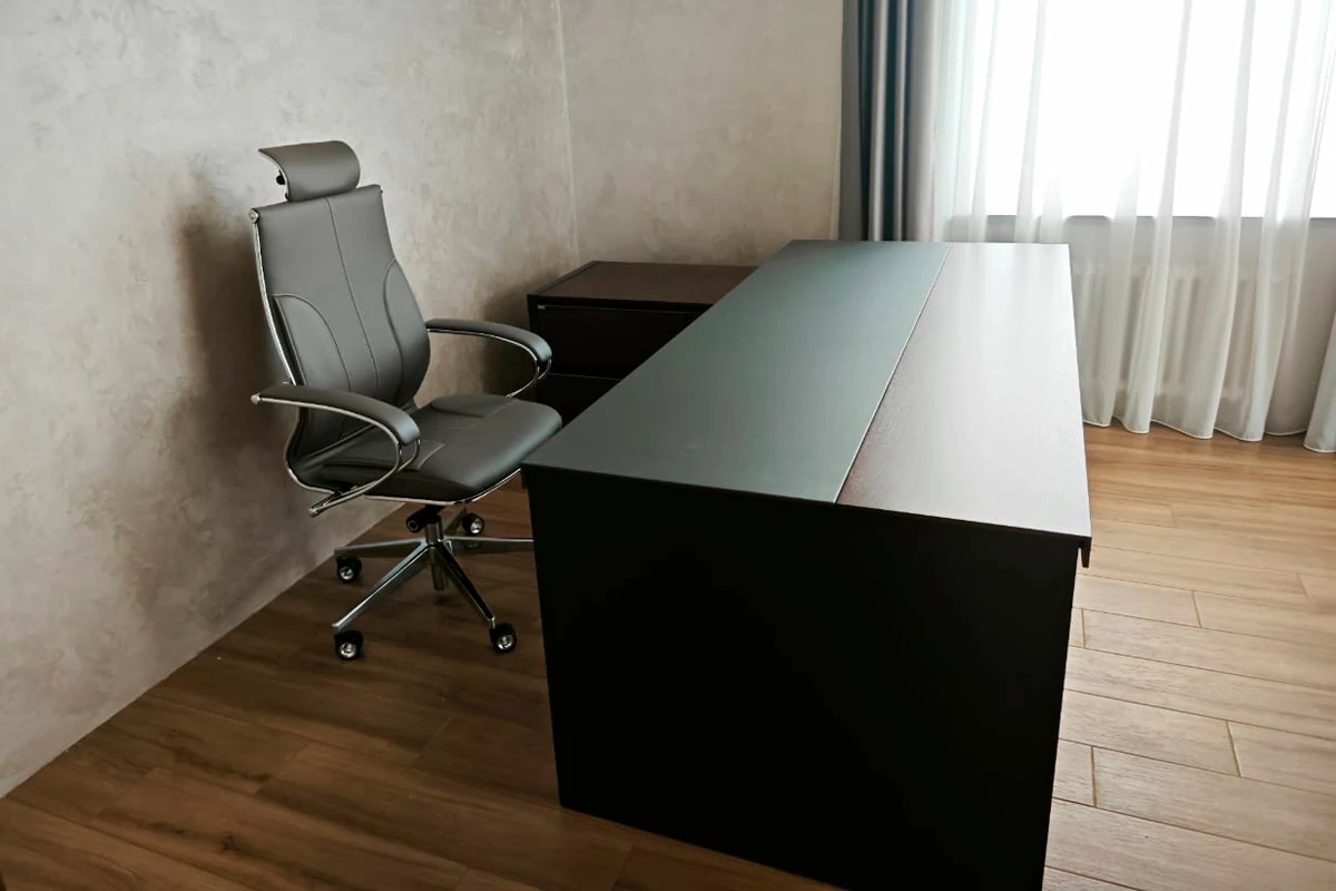 Стол для руководителя левый 2200x1800x750 Larry 2 фото в интерьере 1