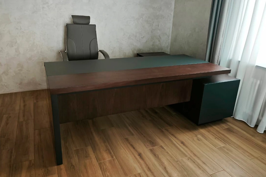 Стол для руководителя левый 2200x1800x750 Larry 2 фото в интерьере 2