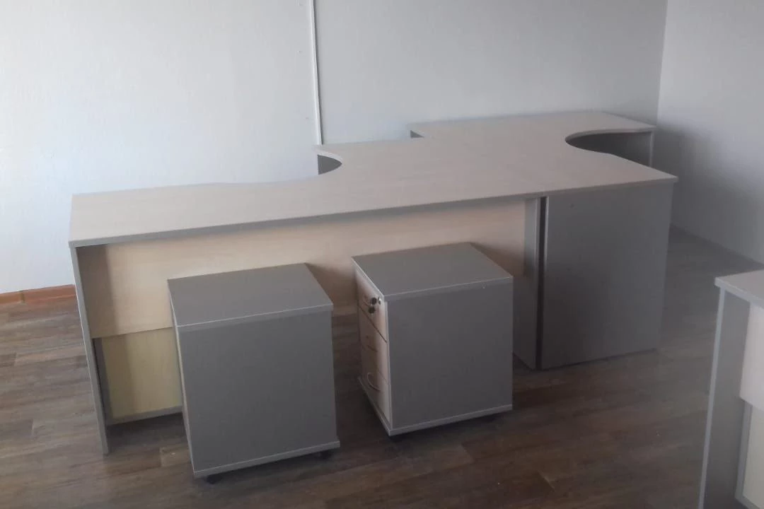 Стол офисный угловой левый 1600x1200x755 Riva фото в интерьере 2