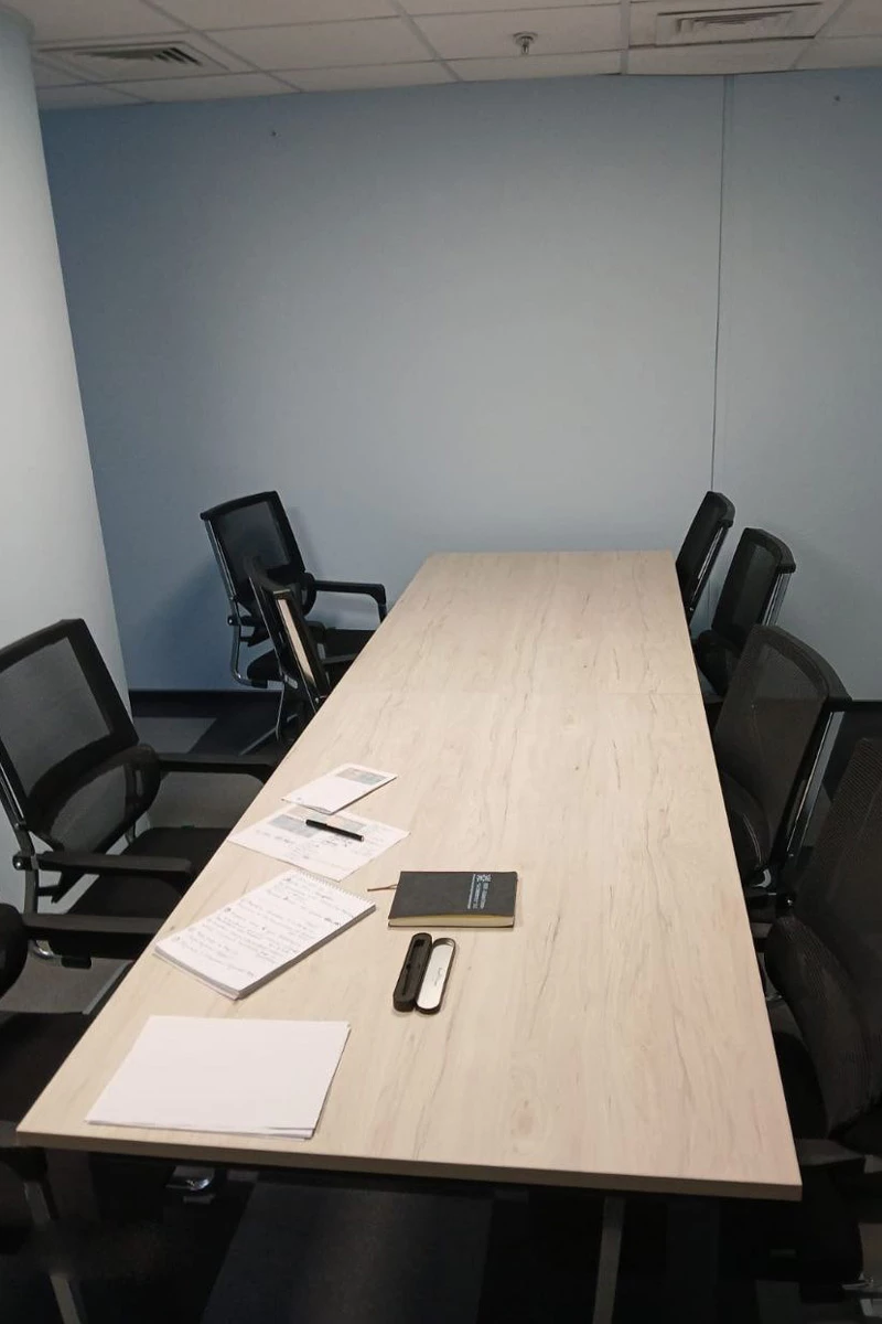 Стол переговорный (2 столешницы) на О-образном м/к 3160x980x750 Onix фото в интерьере 1